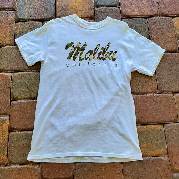 Gildan Other - EUC Malibu White/Camo Print T-Shirt Size Medium